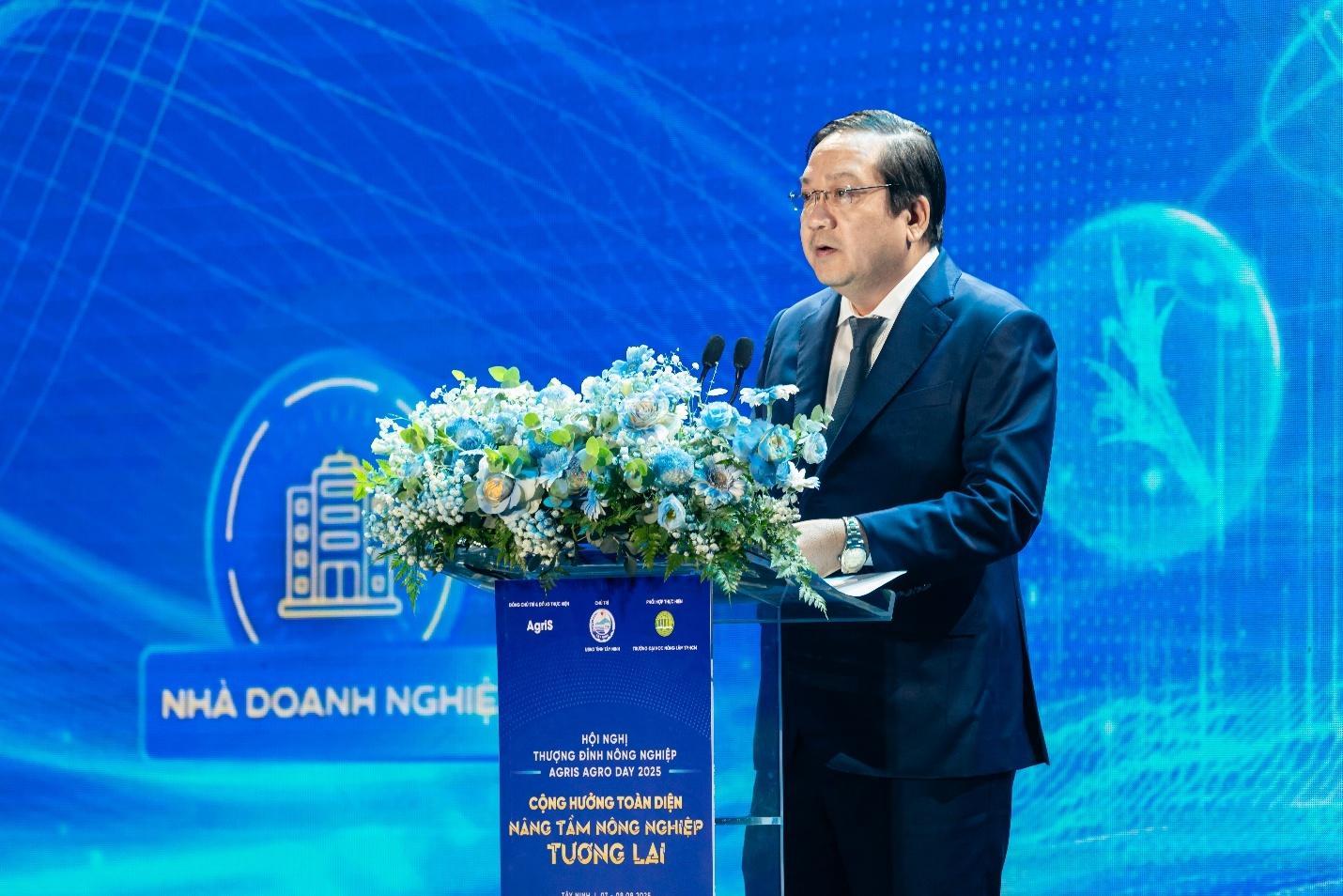 Ông Nguyễn Minh Lâm - Ủy viên Ban Thường vụ Tỉnh ủy, Phó Chủ tịch UBND tỉnh Tây Ninh - quyết tâm đặt mục tiêu đưa Tây Ninh trở thành một trong những trung tâm nông nghiệp công nghệ cao hàng đầu của khu vực. Ông Nguyễn Minh Lâm - Ủy viên Ban Thường vụ Tỉnh ủy, Phó Chủ tịch UBND tỉnh Tây Ninh - quyết tâm đặt mục tiêu đưa Tây Ninh trở thành một trong những trung tâm nông nghiệp công nghệ cao hàng đầu của khu vực.