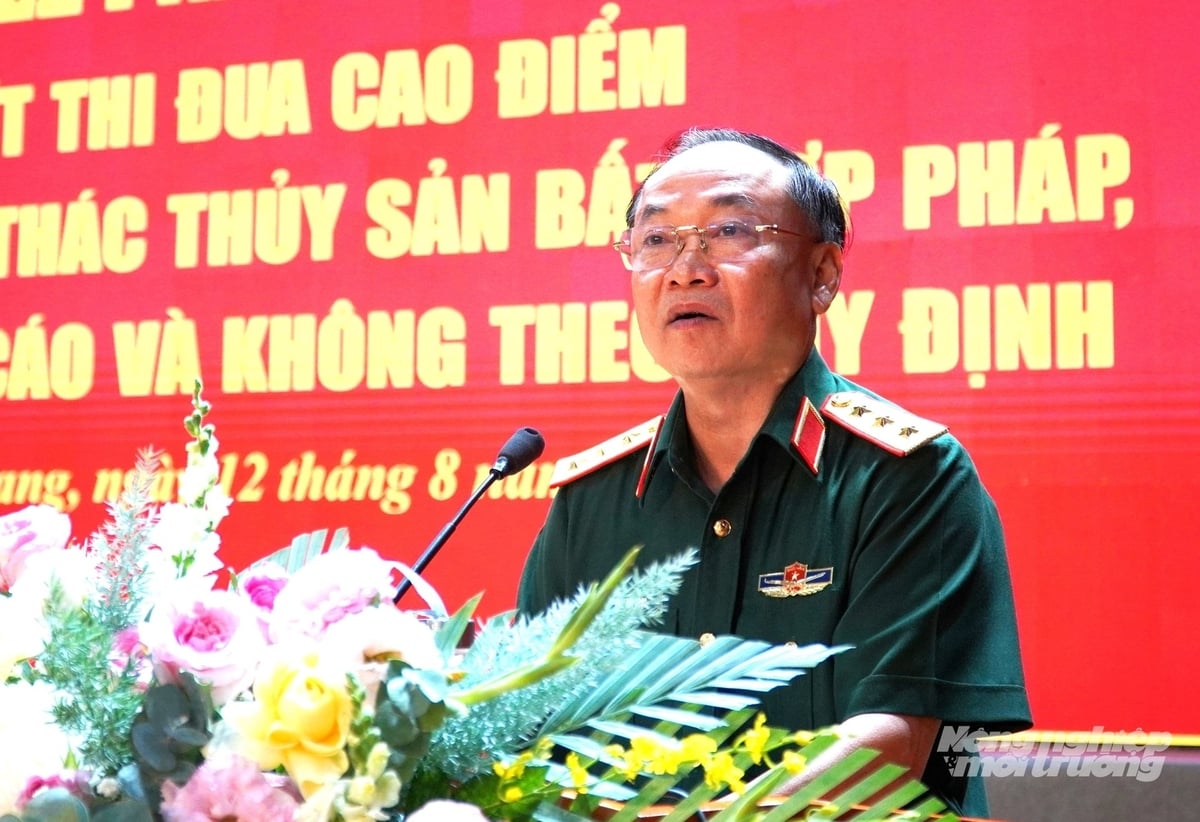 Thượng tướng Thái Đại Ngọc, Phó Tổng Tham mưu trưởng Quân đội nhân dân Việt Nam, Trưởng Ban Chỉ đạo Bộ Quốc phòng về chống khai thác IUU phát biểu chỉ đạo ra quân thực hiện đợt thi đua cao điểm chống khai thác IUU. Ảnh: Trung Chánh. Thượng tướng Thái Đại Ngọc, Phó Tổng Tham mưu trưởng Quân đội nhân dân Việt Nam, Trưởng Ban Chỉ đạo Bộ Quốc phòng về chống khai thác IUU phát biểu chỉ đạo ra quân thực hiện đợt thi đua cao điểm chống khai thác IUU. Ảnh: Trung Chánh.