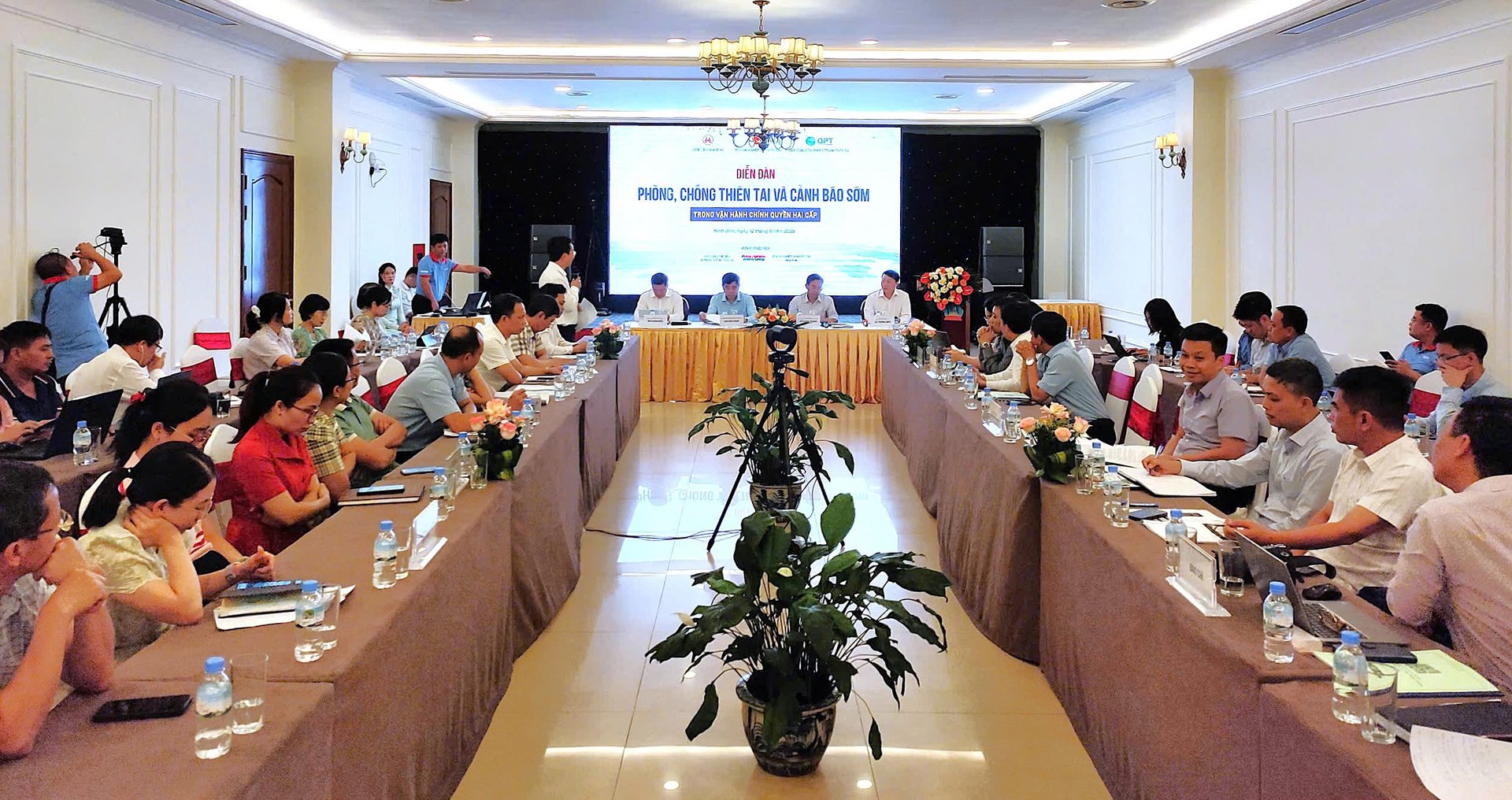 Diễn đàn 'Phòng, chống thiên tai và Cảnh báo sớm trong vận hành chính quyền hai cấp' được tổ chức tại Ninh Bình, sáng 12/8. Diễn đàn 'Phòng, chống thiên tai và Cảnh báo sớm trong vận hành chính quyền hai cấp' được tổ chức tại Ninh Bình, sáng 12/8.