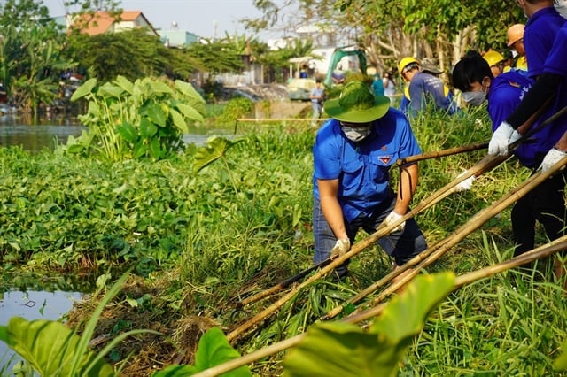 Vietnam Youth Union collected garbage and cleaned up a canal in Ho Chi Minh City. Photo: VNA.