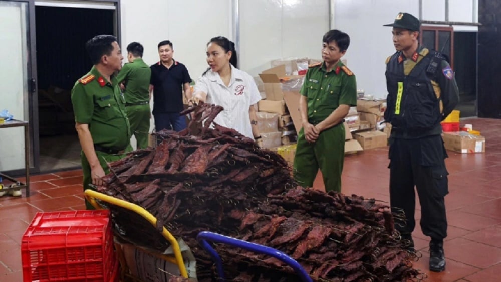 Thịt không rõ nguồn gốc sau đó được chế biến thành thịt trâu gác bếp đặc sản. Ảnh: Vov.vn. Thịt không rõ nguồn gốc sau đó được chế biến thành thịt trâu gác bếp đặc sản. Ảnh: Vov.vn.