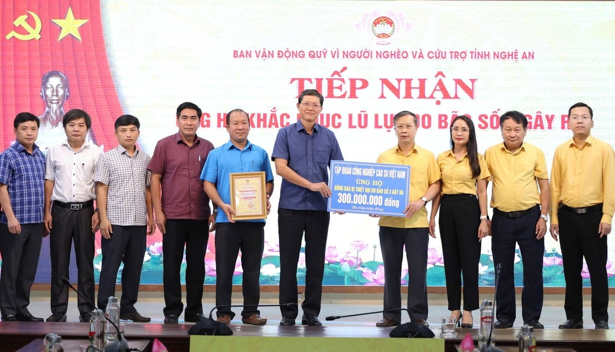 Đoàn công tác của VRG trao quà hỗ trợ tỉnh Nghệ An. Ảnh: VRG. Đoàn công tác của VRG trao quà hỗ trợ tỉnh Nghệ An. Ảnh: VRG.