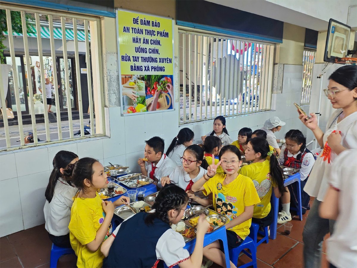 Hà Nội vừa ban hành cơ chế hỗ trợ bữa ăn bán trú cho học sinh tiểu học trên địa bàn trong năm học 2025 - 2026. Ảnh: Huy Đen. Hà Nội vừa ban hành cơ chế hỗ trợ bữa ăn bán trú cho học sinh tiểu học trên địa bàn trong năm học 2025 - 2026. Ảnh: Huy Đen.