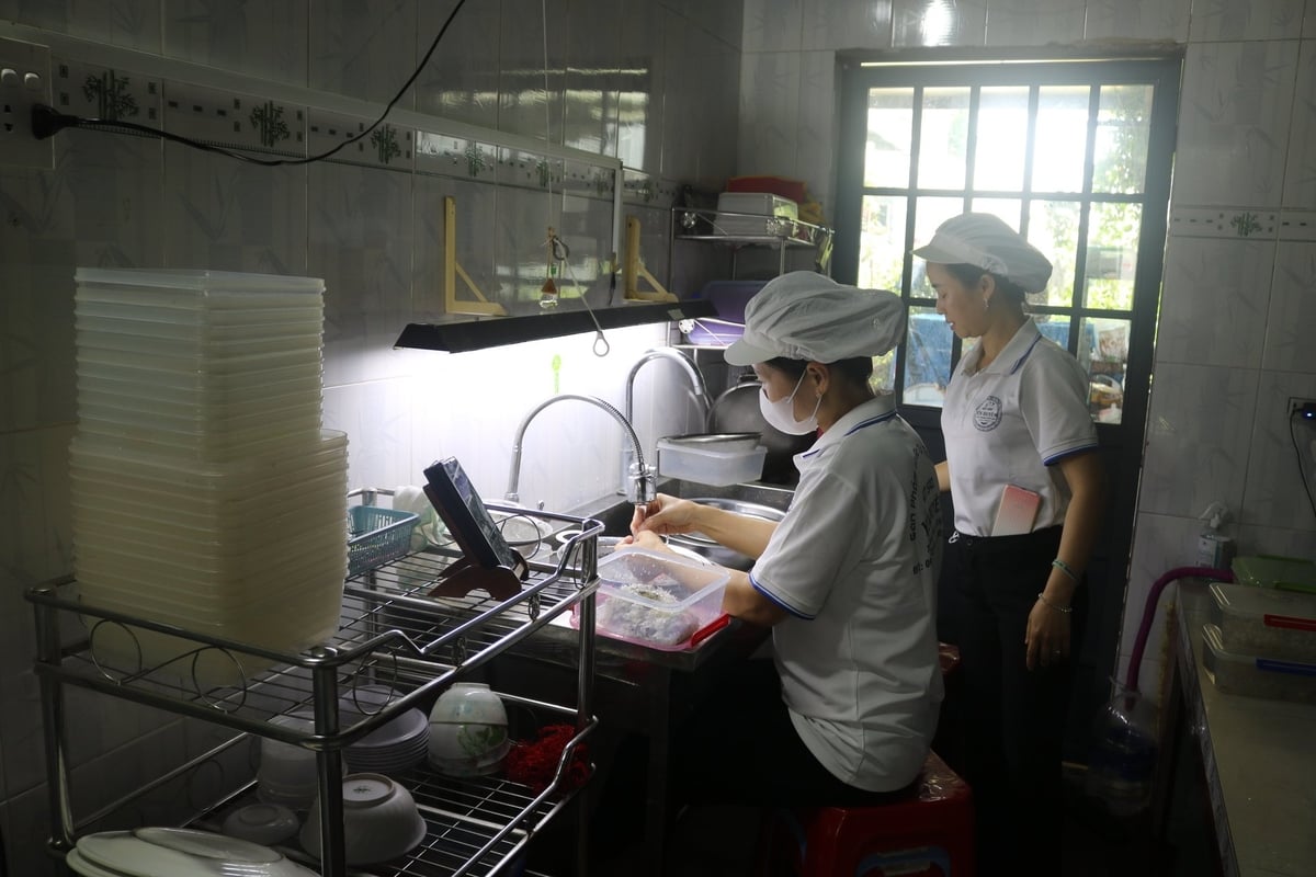 Tổ yến được các cơ sở nuôi yến sơ chế tỉ mỉ, nhất là công đoạn nhặt lông để đảm bảo vệ sinh và giữ nguyên giá trị dinh dưỡng của sản phẩm. Ảnh: Trần Phi.