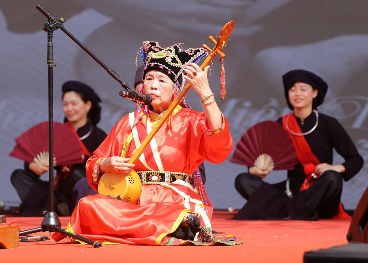 Nghệ nhân Chu Thị Thà biểu diễn tại Liên hoan nghệ thuật hát Then, đàn Tính các dân tộc Tày, Nùng, Thái lần thứ VII. Ảnh: Hồng Hà. Nghệ nhân Chu Thị Thà biểu diễn tại Liên hoan nghệ thuật hát Then, đàn Tính các dân tộc Tày, Nùng, Thái lần thứ VII. Ảnh: Hồng Hà.