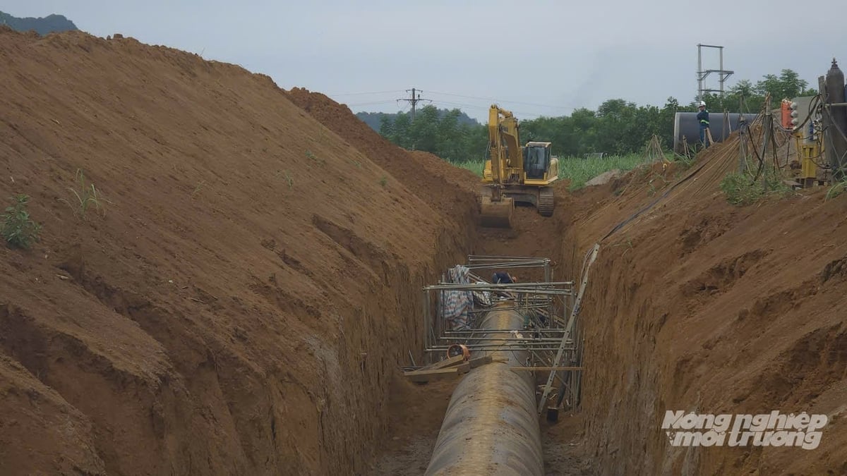 19km đường ống kín lấy nước từ hồ để dẫn nước xuống các vùng hạ du thuộc Lạc Sơn, Yên Thủy (Phú Thọ) và Thạch Thành (Thanh Hóa). Ảnh: Kiên Trung.