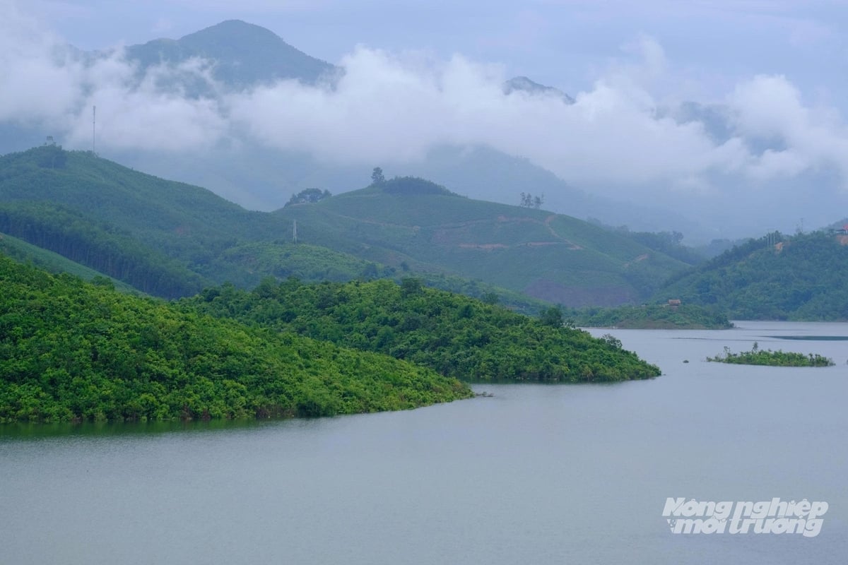 Hồ Cánh Tạng sau khi tích nước đã mở ra một không gian mới cho các địa phương ven hồ khai thác du lịch vùng hồ. Ảnh: Kiên Trung.