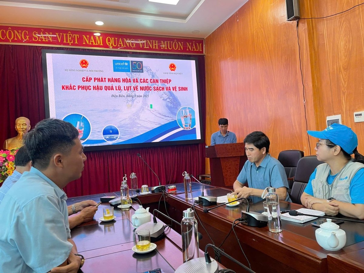 Đại diện Cục Quản lý và Xây dựng các công trình thủy lợi và UNICEF Việt Nam họp với Sở Nông nghiệp và Môi trường tỉnh Điện Biên chuẩn bị cho buổi cấp phát. Ảnh: Hoàng Châu. Đại diện Cục Quản lý và Xây dựng các công trình thủy lợi và UNICEF Việt Nam họp với Sở Nông nghiệp và Môi trường tỉnh Điện Biên chuẩn bị cho buổi cấp phát. Ảnh: Hoàng Châu.