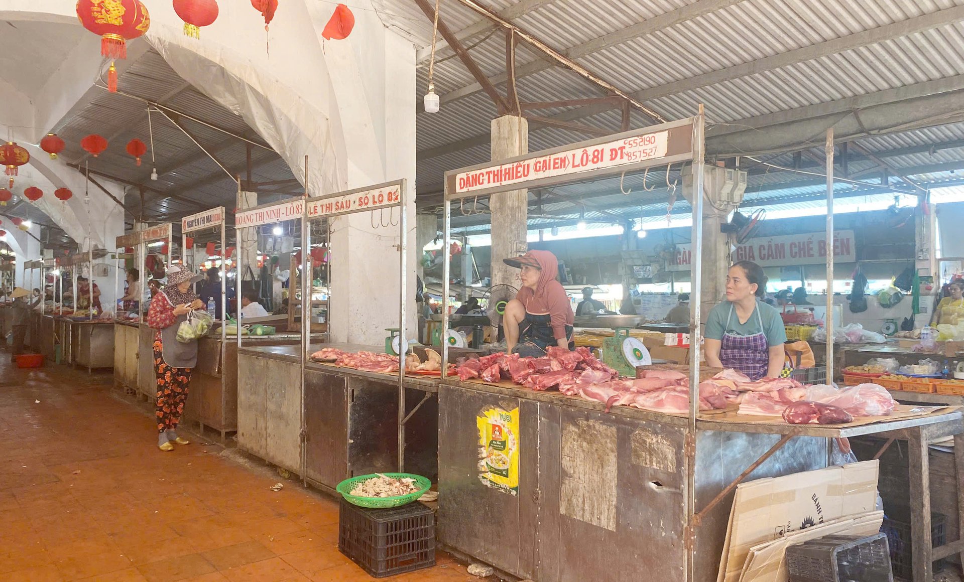 Chợ Đông Hà cũng ít người mua nên khu bán thịt lợn vắng cả buổi sáng. Ảnh: TP.
