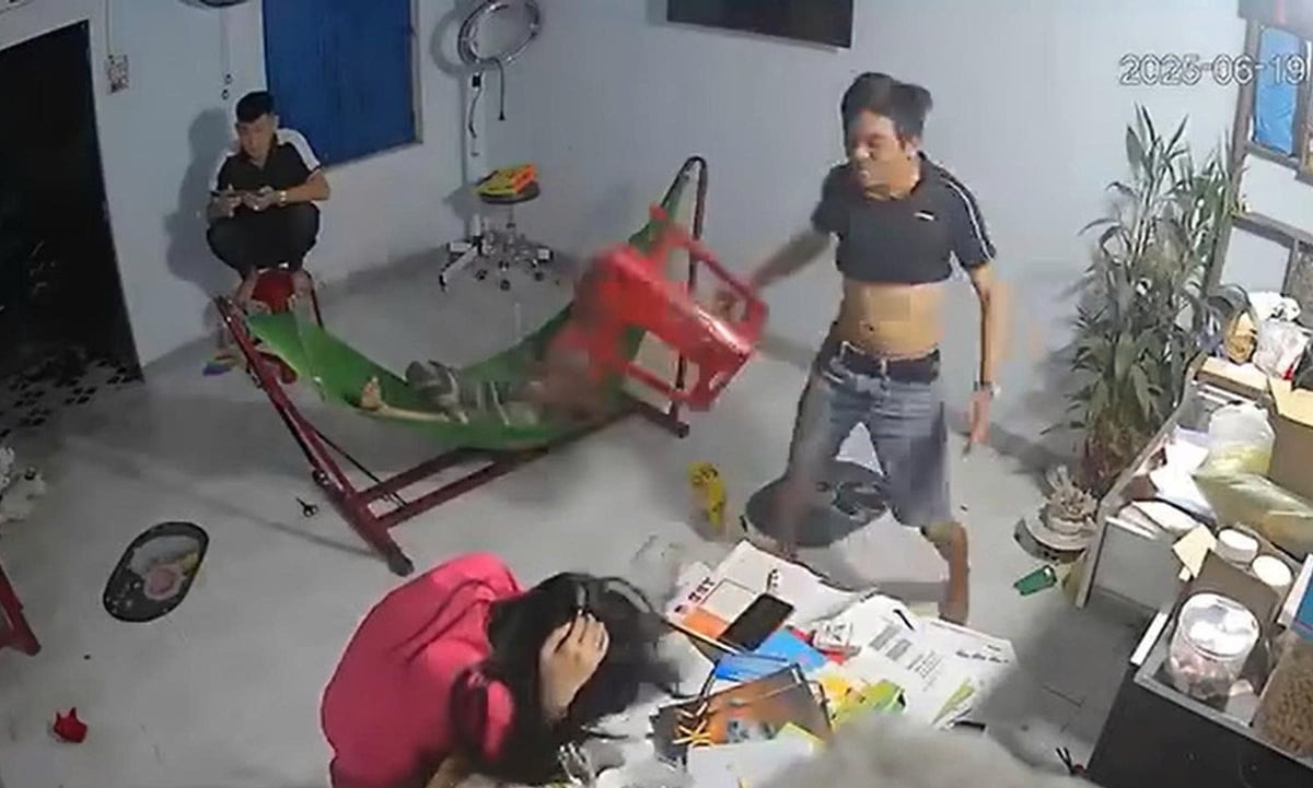 Người anh trai dùng ghế nhựa đánh liên tiếp vào đầu em gái ruột. Ảnh: Cắt từ clip. Người anh trai dùng ghế nhựa đánh liên tiếp vào đầu em gái ruột. Ảnh: Cắt từ clip.