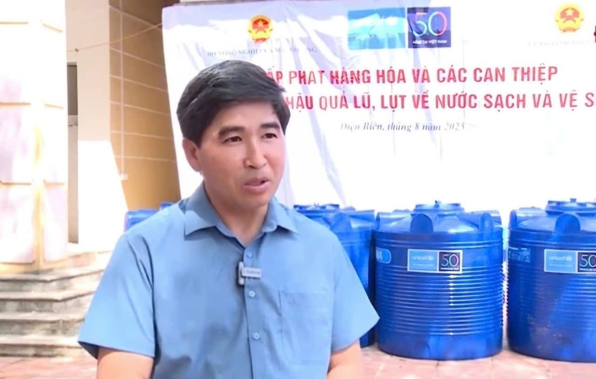 Ông Lương Văn Anh - Phó Cục trưởng Cục Quản lý và Xây dựng công trình thủy lợi phát biểu tại buổi cấp phát bồn nước cho người dân vùng lũ Điện Biên. Ảnh: Hoàng Châu. Ông Lương Văn Anh - Phó Cục trưởng Cục Quản lý và Xây dựng công trình thủy lợi phát biểu tại buổi cấp phát bồn nước cho người dân vùng lũ Điện Biên. Ảnh: Hoàng Châu.