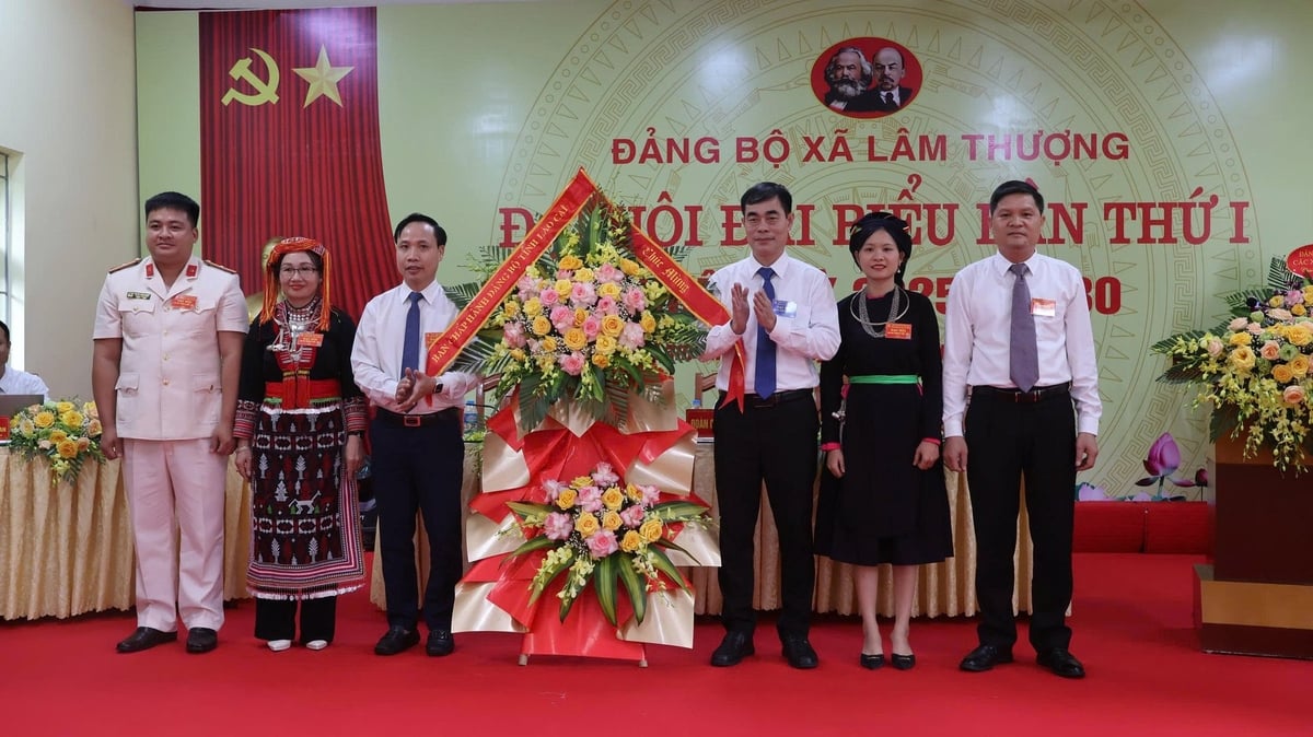 Đồng chí Đỗ Quang Minh - Ủy viên Ban Chấp hành Đảng bộ tỉnh, Phó Trưởng ban Thường trực Ban Tổ chức Tỉnh ủy Lào Cai tặng hoa chúc mừng Đại hội. Ảnh: Duy Khánh.