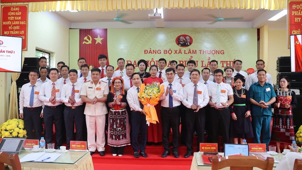 Đồng chí Đỗ Quang Minh - Ủy viên Ban Chấp hành Đảng bộ tỉnh, Phó Trưởng ban Thường trực Ban Tổ chức Tỉnh ủy Lào Cai tặng hoa Ban Chấp hành Đảng bộ xã Lâm Thượng nhiệm kỳ 2025-2030. Ảnh: Duy Khánh.