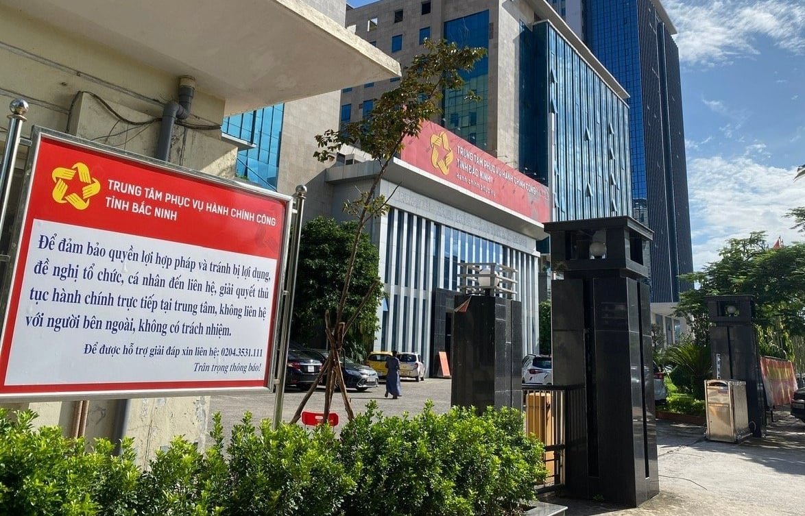 Bảng thông tin khuyến cáo công dân không liên hệ với người không có trách nhiệm khi thực hiện TTHC tại Trung tâm Phục vụ hành chính công tỉnh Bắc Ninh. Ảnh: Cổng thông tin điện tử tỉnh Bắc Ninh.