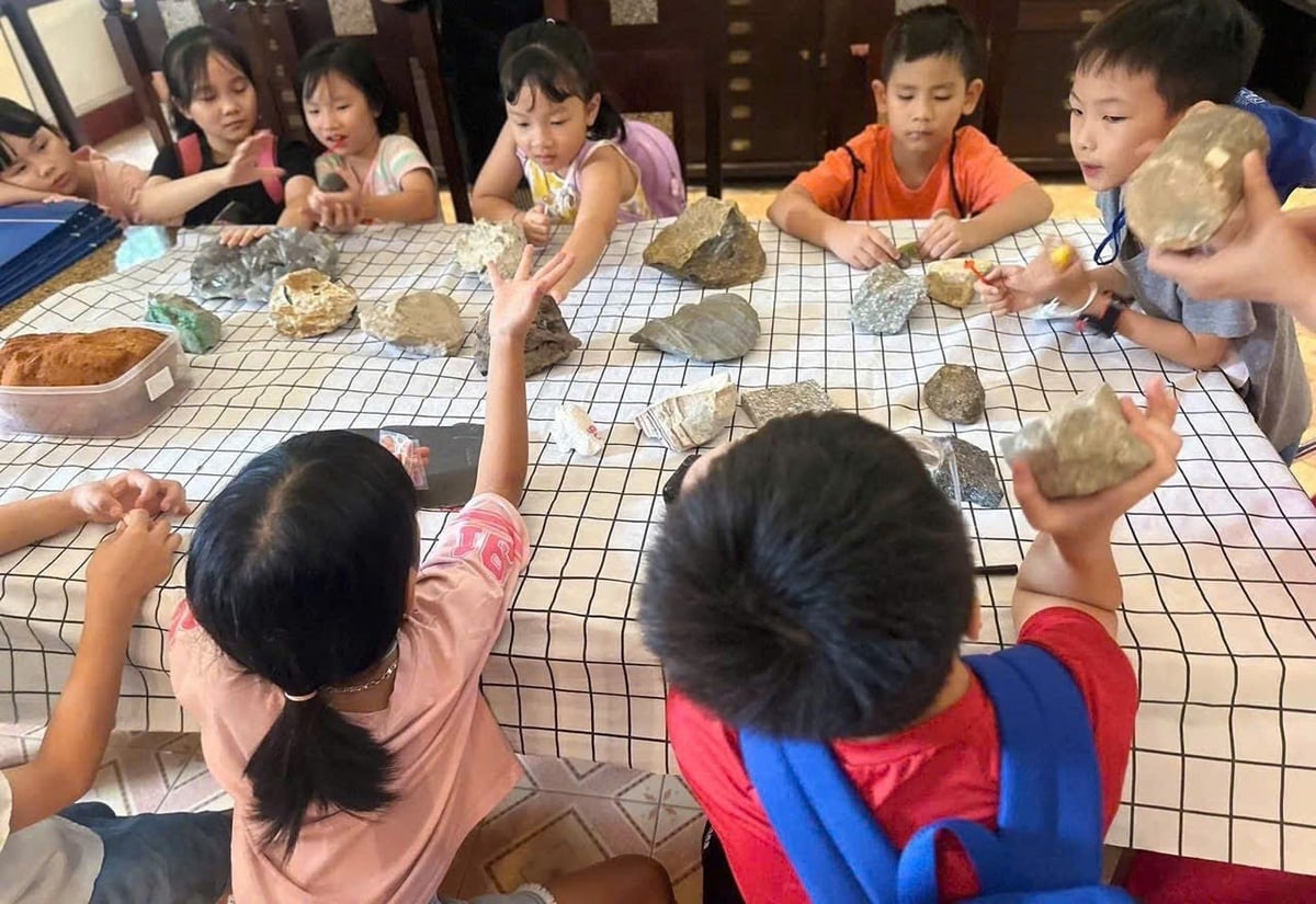 Buổi trải nghiệm tại Bảo tàng Địa chất Hà Nội giúp các em học sinh có thêm nhiều kiến thức bổ ích về lịch sử, địa lý và các loại đá, khoáng sản, hoá thạch. Ảnh: Lan Chi. Buổi trải nghiệm tại Bảo tàng Địa chất Hà Nội giúp các em học sinh có thêm nhiều kiến thức bổ ích về lịch sử, địa lý và các loại đá, khoáng sản, hoá thạch. Ảnh: Lan Chi.