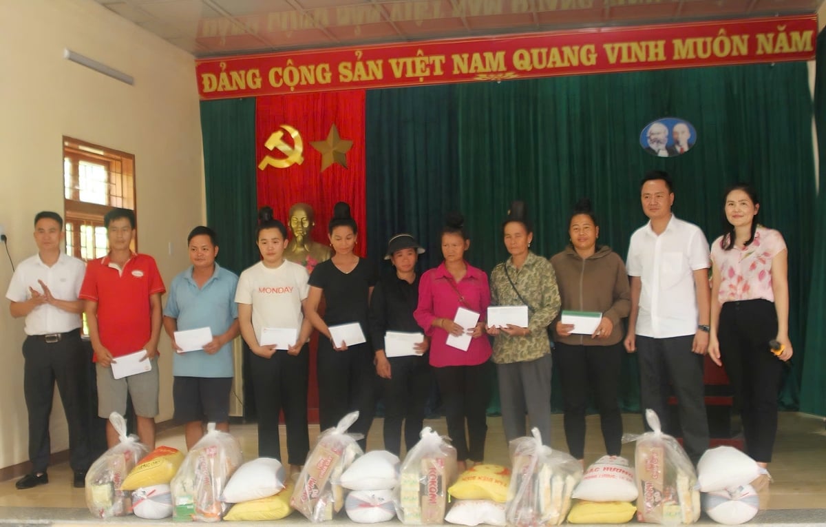 Công ty Cổ phần kinh doanh thuốc thú y AMAVET và lãnh đạo UBND xã Sông Mã trao kinh phí hỗ trợ cùng gạo, mỳ tôm và nhu yếu phẩm cho bà con vùng thiên tai. Ảnh: Nguyễn Nga.