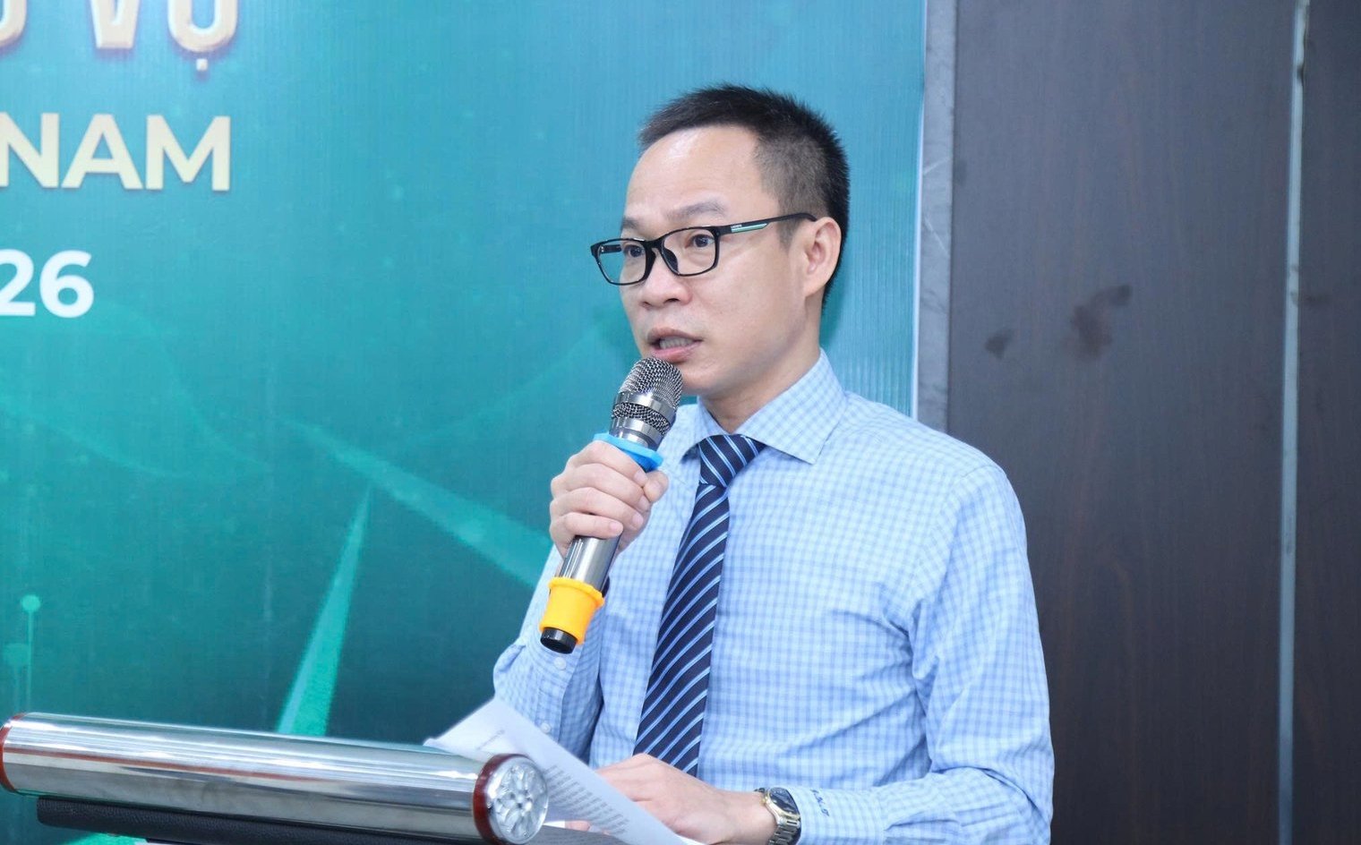 Nhà báo Phạm Nguyễn Toan, Phó Chủ tịch Hiệp hội Bất động sản Việt Nam, Chủ tịch Liên Chi hội Bất động sản Công nghiệp Việt Nam, Tổng biên tập Tạp chí Reatimes phát biểu tại Hội nghị. Ảnh: PV.
