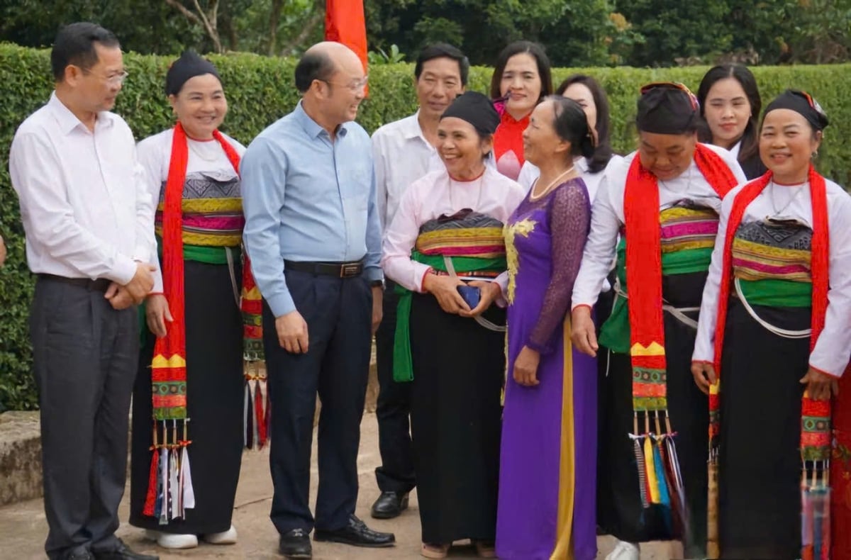 Đoàn công tác Văn phòng Điều phối Chương trình xây dựng nông thôn mới tỉnh Thanh Hóa kiểm tra tiến độ xây dựng nông thôn mới tại một số xã miền núi. Ảnh: Quốc Toản.
