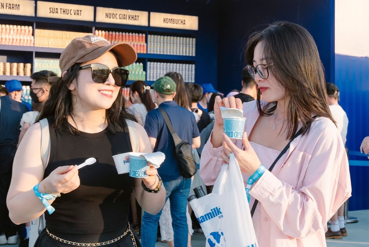 Khán giả cùng thưởng thức kem Gelato mát lạnh – một 'tân binh' khác của Vinamilk. Ảnh: VNM. Khán giả cùng thưởng thức kem Gelato mát lạnh – một 'tân binh' khác của Vinamilk. Ảnh: VNM.
