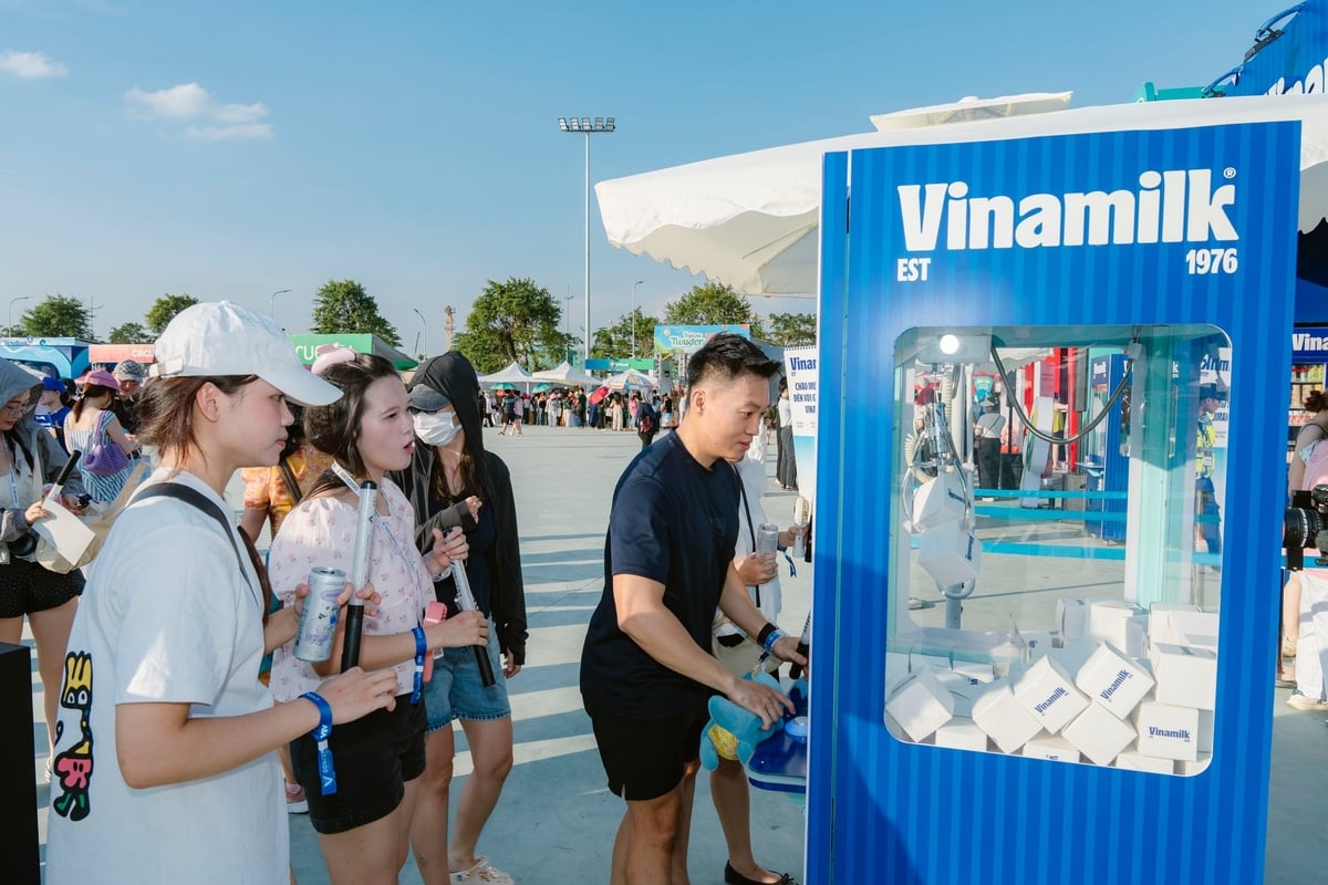 Gian hàng Vinamilk còn gây bất ngờ và hào hứng cho khán giả nhờ khu vực minigame để khán giả được thử sức với trò chơi gắp túi mù. Ảnh: VNM. Gian hàng Vinamilk còn gây bất ngờ và hào hứng cho khán giả nhờ khu vực minigame để khán giả được thử sức với trò chơi gắp túi mù. Ảnh: VNM.