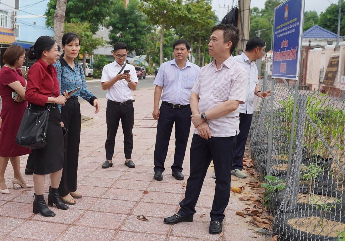 Phó Bí thư Thành ủy TP.HCM Đặng Minh Thông (bìa phải) khi còn làm Phó Chủ tịch UBND tỉnh Bà Rịa - Vũng Tàu đánh giá cao hiệu quả mô hình Vườn thuốc Nam phủ xanh điểm rác. Ảnh: Diễm Quỳnh.