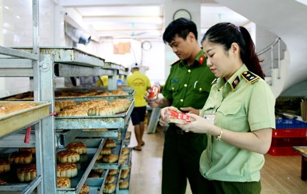 Hà Nội vừa ban hành Kế hoạch đảm bảo an toàn thực phẩm Tết Trung thu trên địa bàn thành phố Hà Nội năm 2025. Ảnh: Báo Lao Động.