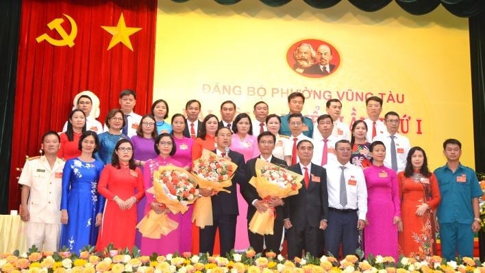 Ông Nguyễn Tấn Bản (cầm micoro), Bí thư Đảng ủy phường Vũng Tàu thay mặt BCH Đảng bộ phường phát biểu nhận nhiệm vụ. Ảnh: Cẩm Nhung.