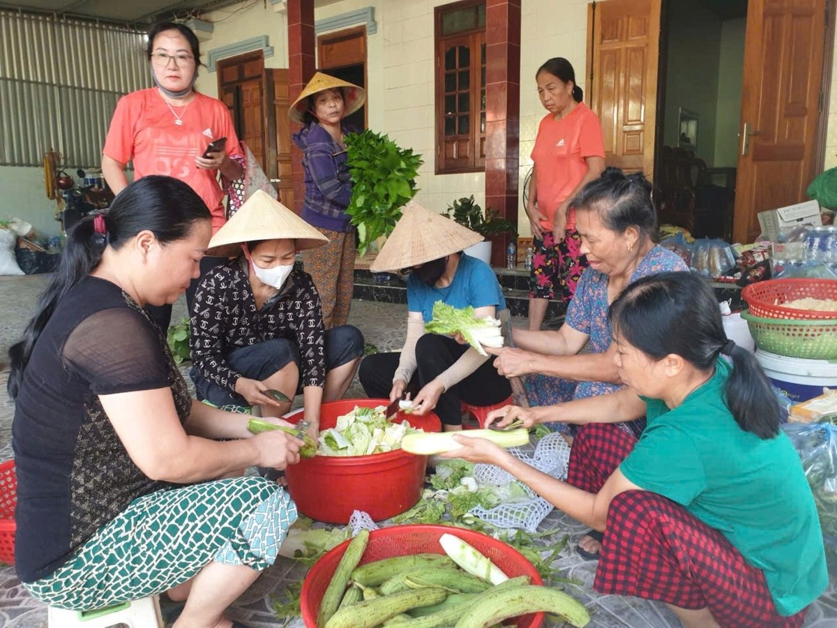 Bếp của cô giáo Trần Thị Giang ở làng Nhùng, xã Tam Quang mỗi ngày nấu hàng nghìn suất cơm miễn phí phục vụ bà con bị ảnh hưởng lũ lụt và phục vụ lực lượng tình nguyện. Ảnh: Đình Tiệp.