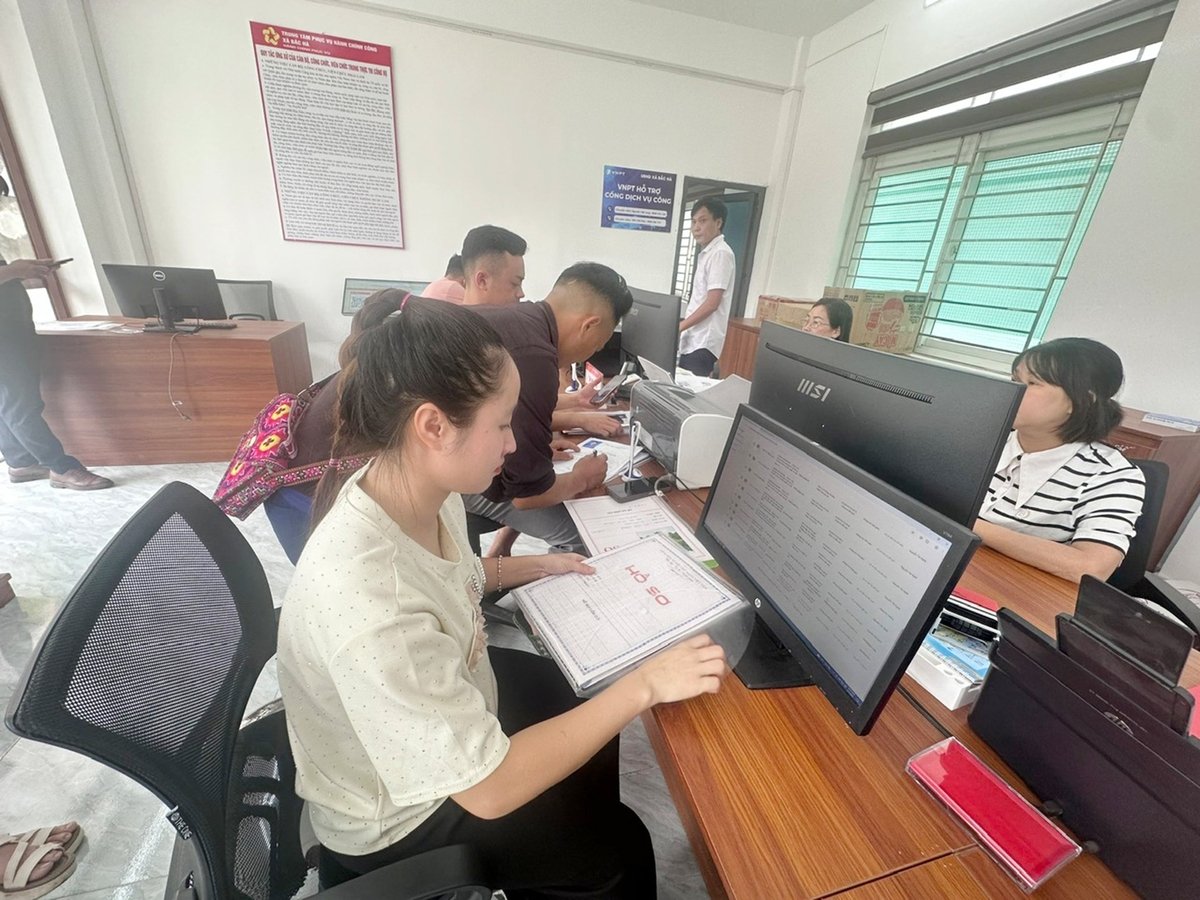 Công nghệ số được tích hợp tại Trung tâm phục vụ hành chính công xã Bắc Hà để người dân dễ dàng kiểm tra các thủ tục hành chính. Ảnh: Bích Hợp. Công nghệ số được tích hợp tại Trung tâm phục vụ hành chính công xã Bắc Hà để người dân dễ dàng kiểm tra các thủ tục hành chính. Ảnh: Bích Hợp.