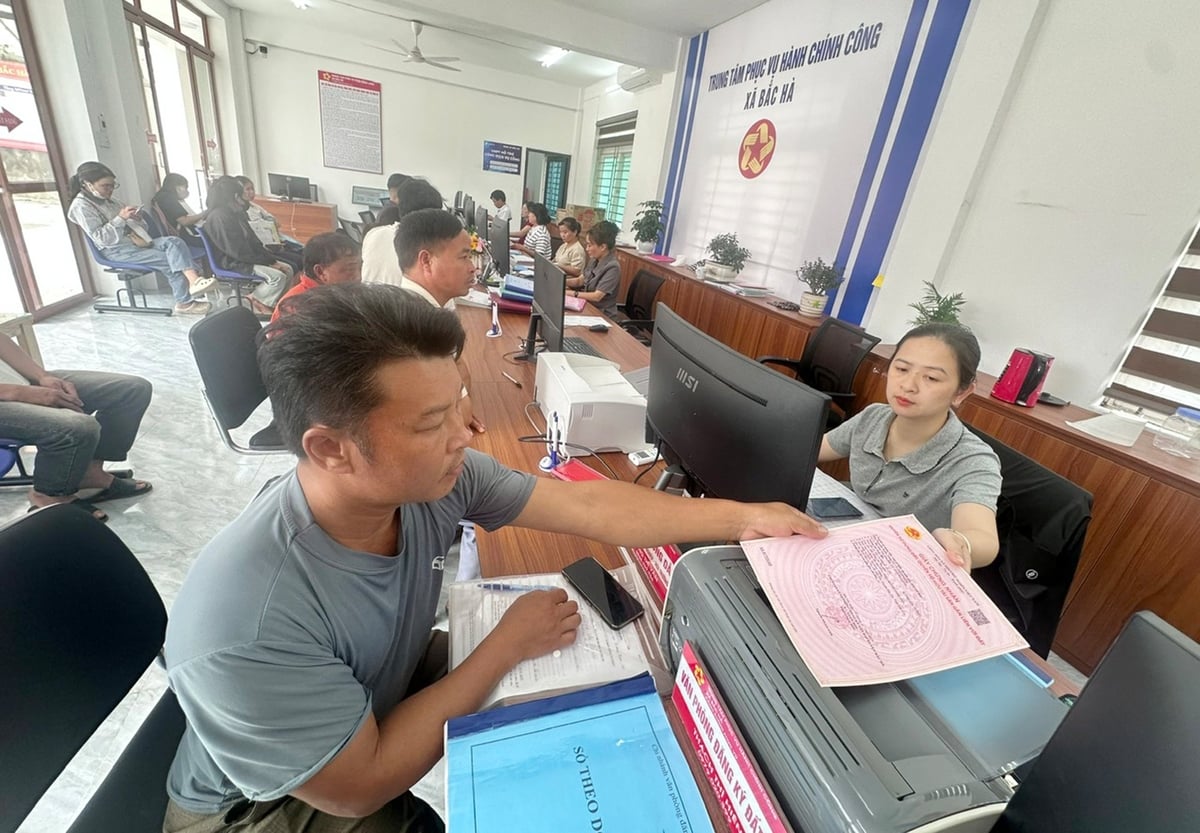Người dân đến Trung tâm phục vụ hành chính công xã Bắc Hà làm thủ tục luôn được cán bộ Trung tâm hướng dẫn tận tình. Ảnh: Bích Hợp. Người dân đến Trung tâm phục vụ hành chính công xã Bắc Hà làm thủ tục luôn được cán bộ Trung tâm hướng dẫn tận tình. Ảnh: Bích Hợp.