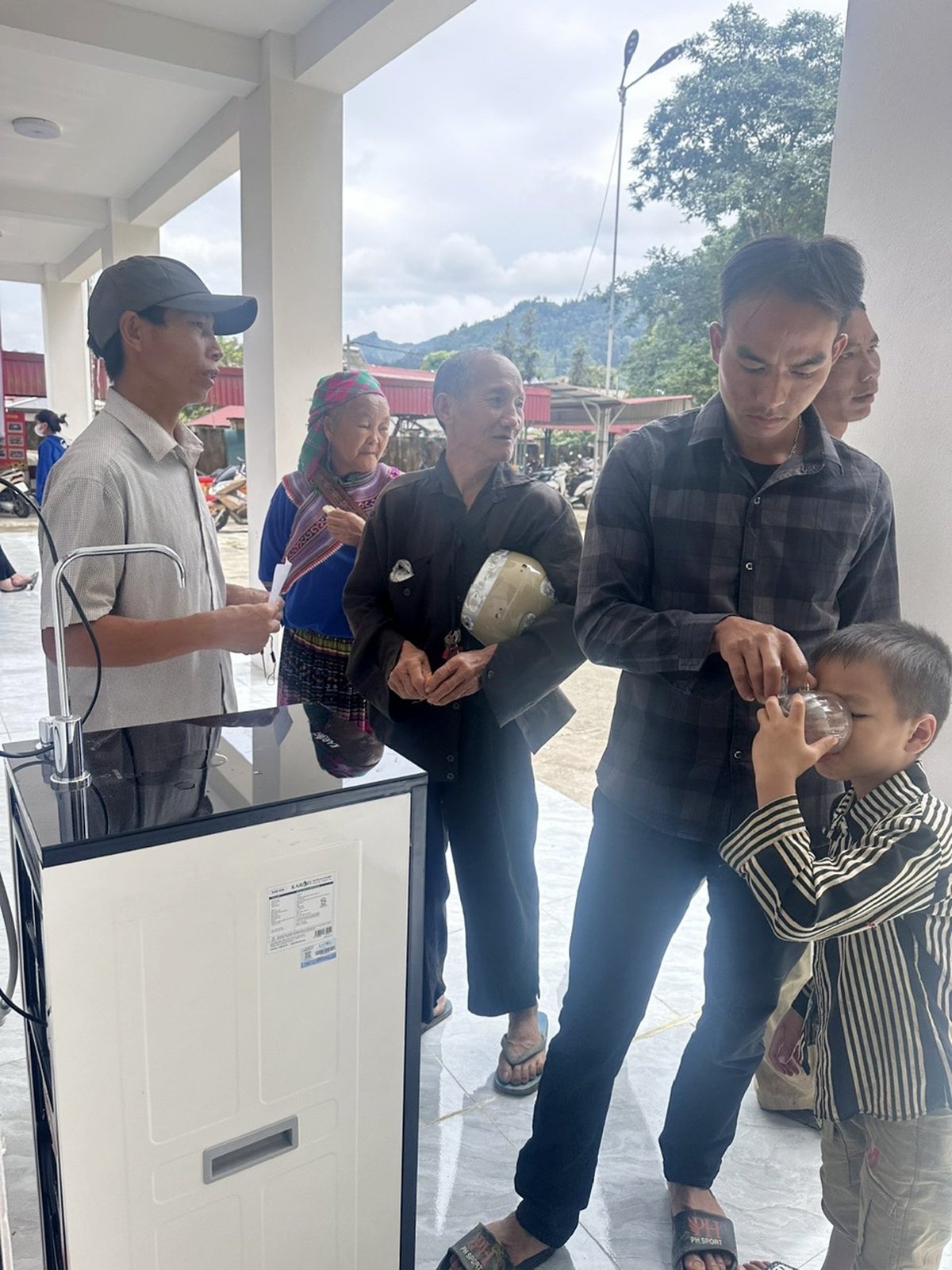 Tại Trung tâm phục vụ hành chính công xã Bắc Hà còn được lắp đặt cây nước sạch có cả nóng, lạnh phục vụ người dân. Ảnh: Bích Hợp. Tại Trung tâm phục vụ hành chính công xã Bắc Hà còn được lắp đặt cây nước sạch có cả nóng, lạnh phục vụ người dân. Ảnh: Bích Hợp.