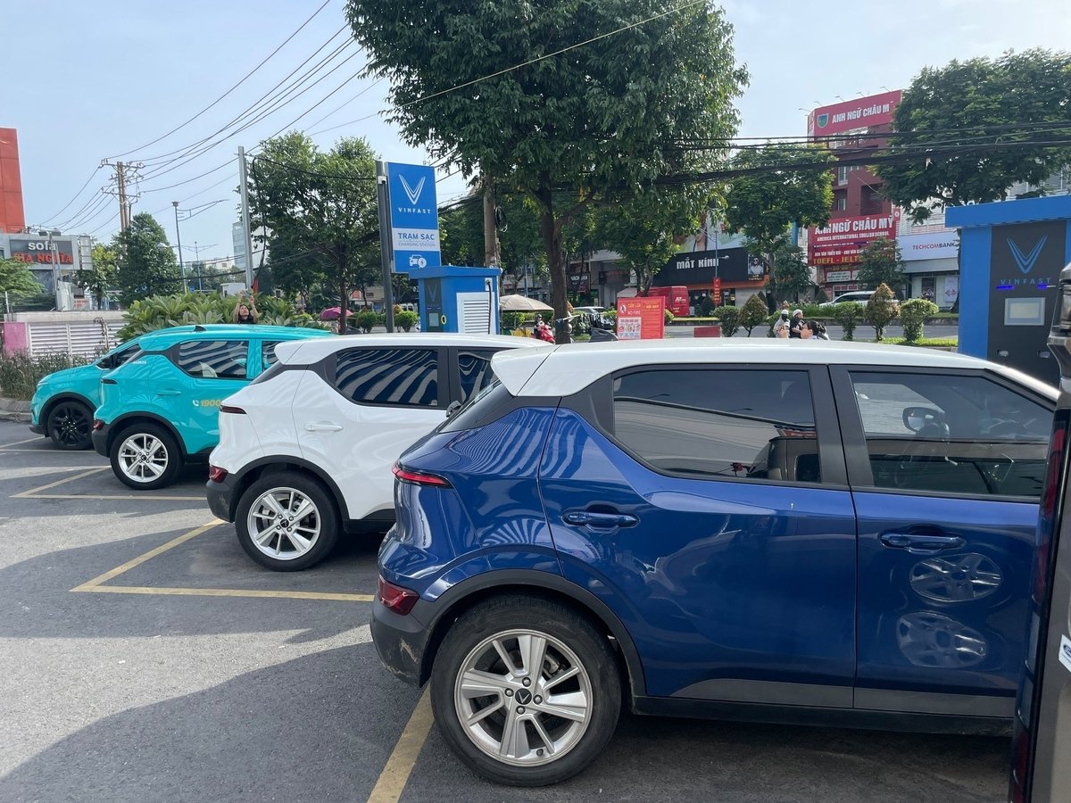 Trung tâm Tư vấn Ứng dụng Kinh tế - Viện Nghiên cứu phát triển TP.HCM đề xuất 5 mô hình xây dựng trạm sạc xe điện sử dụng năng lượng mặt trời. Ảnh: Hà Duyên.