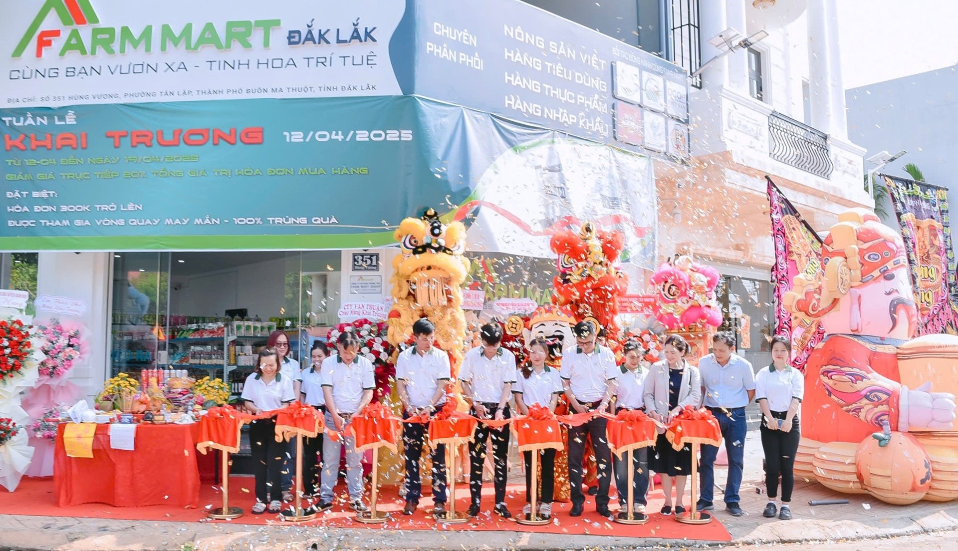 Lãnh đạo Farm Mart Group cùng các đại biểu cắt băng khánh thành khai trương Trung tâm mua sắm Farm Mart Đắk Lắk - điểm đến mới cho nông sản và hàng tiêu dùng chất lượng. Ảnh: Tuấn Trần. Lãnh đạo Farm Mart Group cùng các đại biểu cắt băng khánh thành khai trương Trung tâm mua sắm Farm Mart Đắk Lắk - điểm đến mới cho nông sản và hàng tiêu dùng chất lượng. Ảnh: Tuấn Trần.