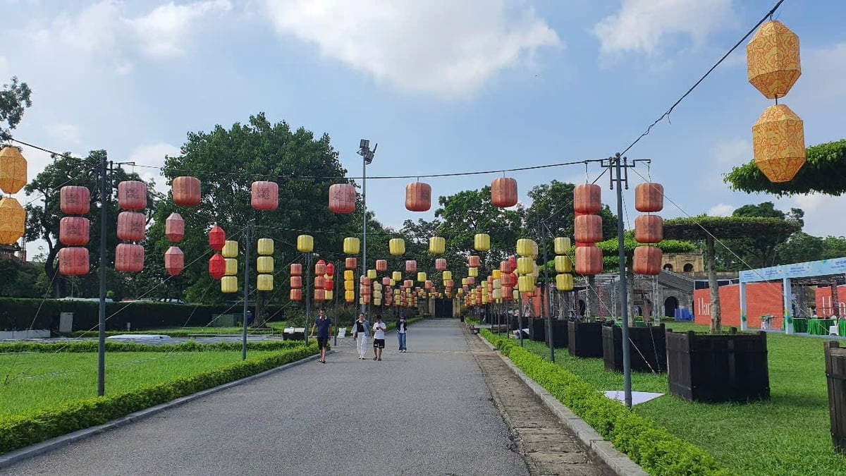Khách du lịch tham quan Hoàng Thành Thăng Long. Ảnh: Xuân Vũ.