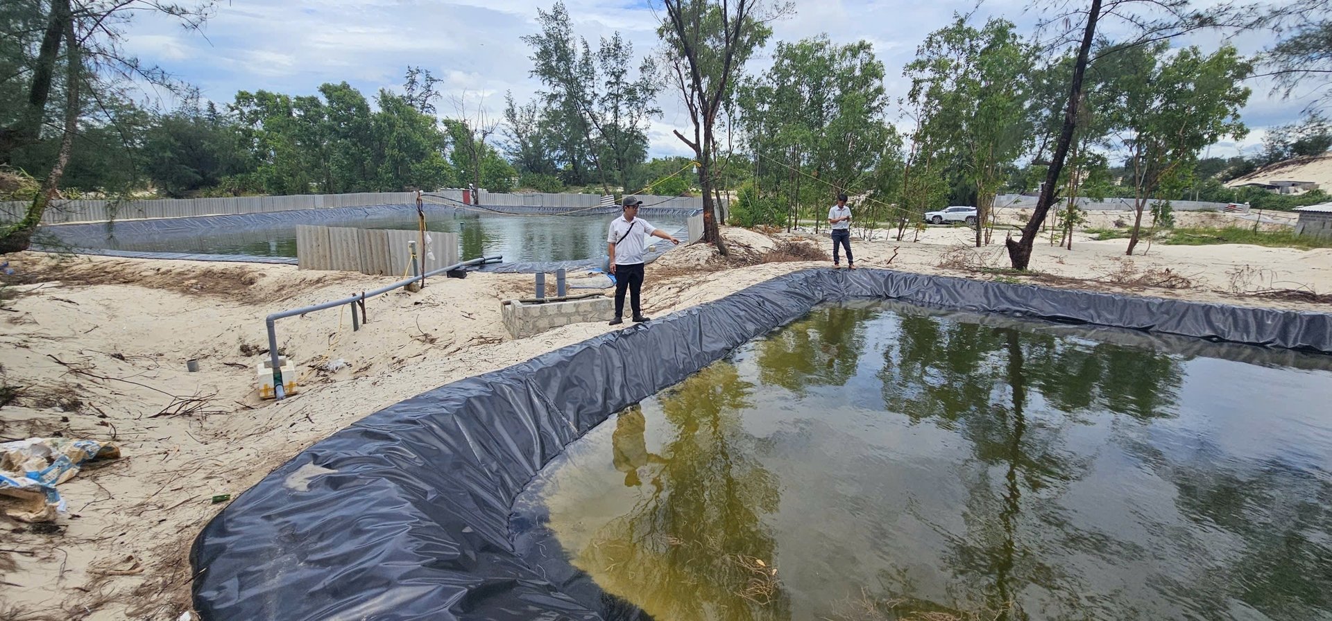 Hồ nuôi cá lóc tại xã Cam Hồng vi phạm đến đất lâm nghiệp và cây rừng. Ảnh: T. Phùng. Hồ nuôi cá lóc tại xã Cam Hồng vi phạm đến đất lâm nghiệp và cây rừng. Ảnh: T. Phùng.