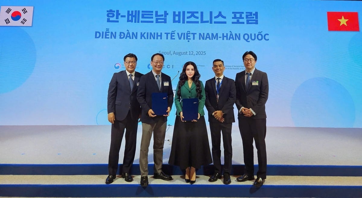 Bà Lê Nữ Thùy Dương - Phó Chủ tịch KN Holdings cùng ông Heo Wook - Phó Chủ tịch phụ trách đầu tư toàn cầu Samsung C&T (thứ hai từ trái sang) trao thỏa thuận hợp tác. Ảnh: KN Holdings.