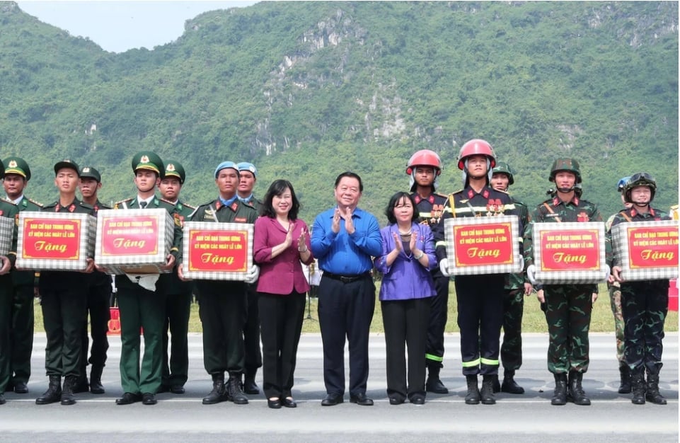 Trưởng Ban Tuyên giáo và Dân vận Trung ương Nguyễn Trọng Nghĩa và Bí thư Thành ủy Hà Nội Bùi Thị Minh Hoài tặng quà động viên các lực lượng tham gia tổng hợp luyện. Ảnh: Trọng Đức/TTXVN. Trưởng Ban Tuyên giáo và Dân vận Trung ương Nguyễn Trọng Nghĩa và Bí thư Thành ủy Hà Nội Bùi Thị Minh Hoài tặng quà động viên các lực lượng tham gia tổng hợp luyện. Ảnh: Trọng Đức/TTXVN.