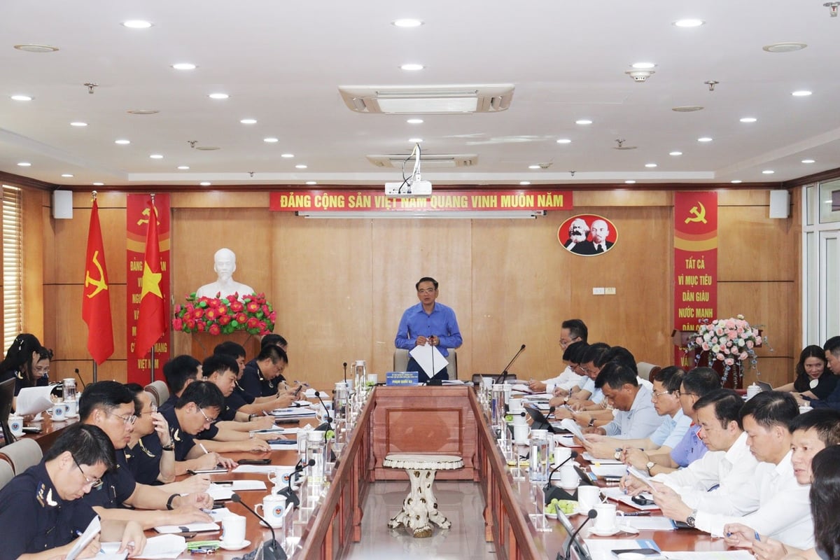 Phạm Quốc Ka - Trưởng Ban Pháp chế HĐND thành phố Hải Phòng đề nghị Chi cục Hải quan khu vực III tiếp tục nâng cao ý thức cảnh giác và tăng cường thu thập, xử lý thông tin, tập trung tuần tra, kiểm soát các địa bàn, tuyến trọng điểm. Ảnh: Hoàng Tùng. Phạm Quốc Ka - Trưởng Ban Pháp chế HĐND thành phố Hải Phòng đề nghị Chi cục Hải quan khu vực III tiếp tục nâng cao ý thức cảnh giác và tăng cường thu thập, xử lý thông tin, tập trung tuần tra, kiểm soát các địa bàn, tuyến trọng điểm. Ảnh: Hoàng Tùng.