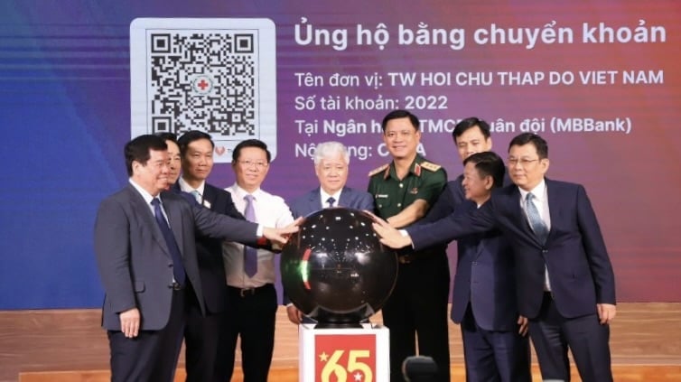 Chủ tịch Ủy ban Trung ương Mặt trận Tổ quốc Việt Nam Đỗ Văn Chiến cùng các đại biểu bấm nút phát động chương trình. Ảnh: Báo Nhân dân. 