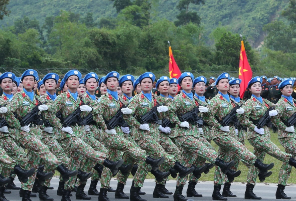 Khối nữ sĩ quan Lực lượng Gìn giữ hòa bình tham gia tổng hợp luyện. Ảnh: Trọng Đức/TTXVN. Khối nữ sĩ quan Lực lượng Gìn giữ hòa bình tham gia tổng hợp luyện. Ảnh: Trọng Đức/TTXVN.