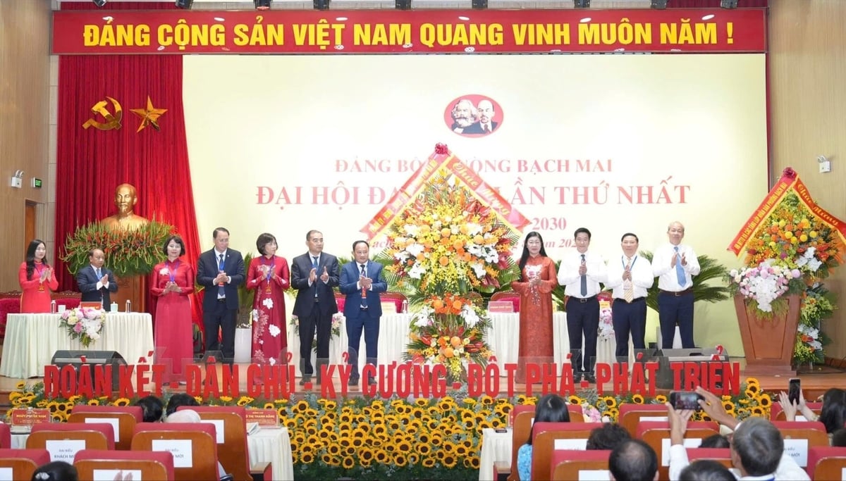 Chủ tịch Ủy ban MTTQ Việt Nam thành phố Nguyễn Lan Hương cùng các thành viên Đoàn công tác của Thành ủy tặng hoa chúc mừng Đại hội. Ảnh: Thành Trung.