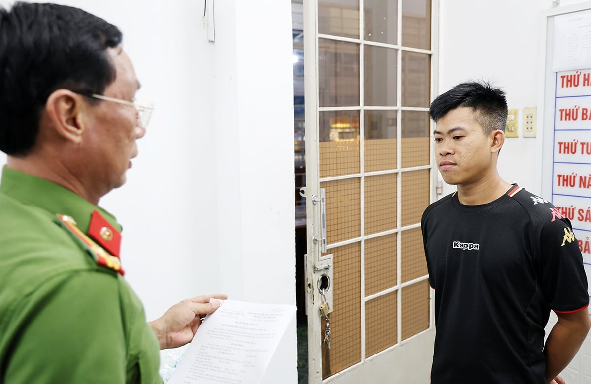 Cơ quan Công an ra quyết định tạm giữ hình sự đối với Lê Trần Trung Tín. Ảnh: Tiến Tầm.