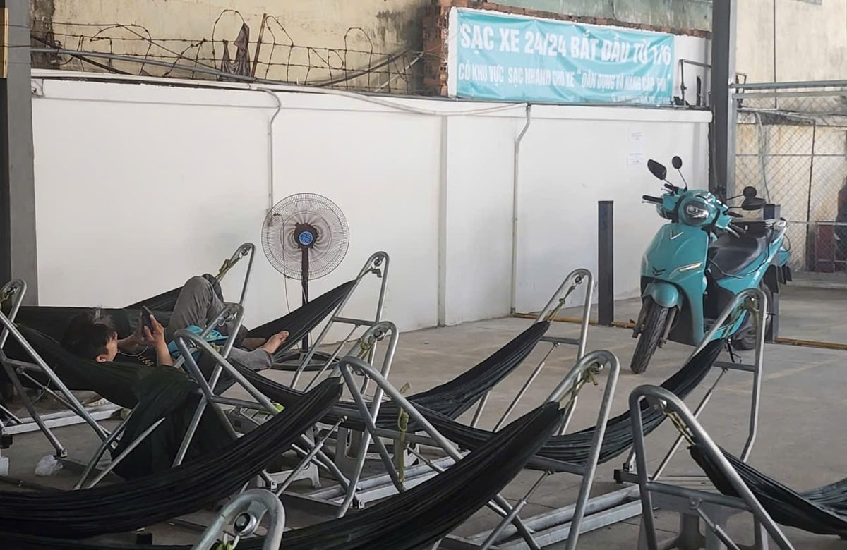 Khách uống cà phê, nằm võng chờ sạc xe ở quán cà phê trên đường Phan Văn Trị (quận Gò Vấp cũ). Ảnh: Thục Vy.
