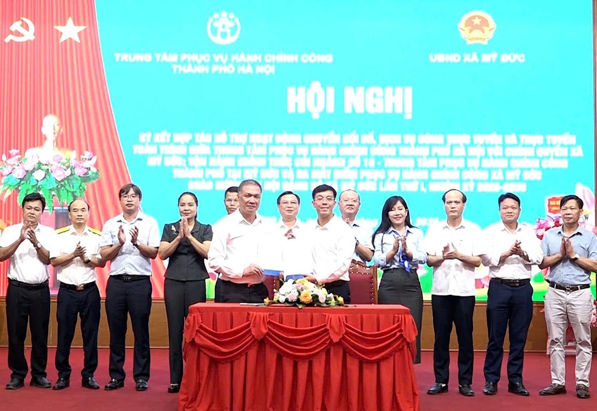 Ký kết hợp tác giữa Trung tâm dịch vụ Hành chính công TP Hà Nội và xã Mỹ Đức về triển khai dịch vụ công trực tuyến và trực tuyến toàn trình. Ảnh: Trung tâm dịch vụ HCC TP Hà Nội.