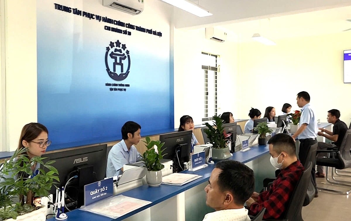 Xã Mỹ Đức và Chi nhánh số 10 đã phối hợp chặt chẽ trong tiếp nhận, giải quyết và trả kết quả TTHC cho người dân theo nguyên tắc 'hướng dẫn một lần', giảm tối đa việc bổ sung hồ sơ nhiều lần. Ảnh: Trung tâm dịch vụ HCC TP Hà Nội.