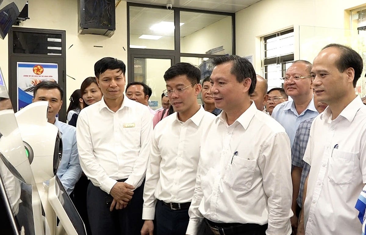 Trung tâm cũng hỗ trợ UBND xã Mỹ Đức trang bị đồng bộ 6 máy tính, 6 màn hình, 6 máy in HP, 6 máy quét A4 và 1 máy quét A3, góp phần hiện đại hóa hạ tầng, nâng cao chất lượng giải quyết thủ tục hành chính (TTHC) và triển khai dịch vụ công trực tuyến toàn trình. Ảnh: Trung tâm dịch vụ HCC TP Hà Nội.