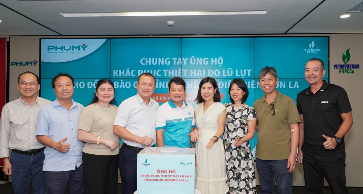 Lãnh đạo PVFCCo - Phú Mỹ và đông đảo CBCNV tham gia Chương trình ý nghĩa. Ảnh: PVFCCo.