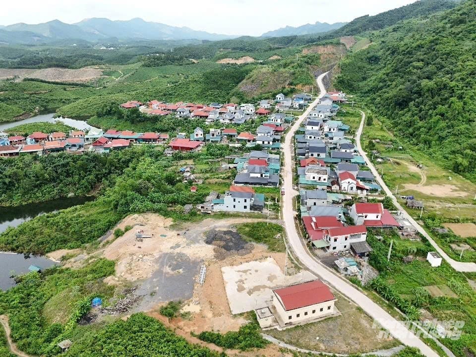 Khu tái định cư xóm Nhụn nằm ngay sát hồ Cánh Tạng. Ảnh: Kiên Trung.
