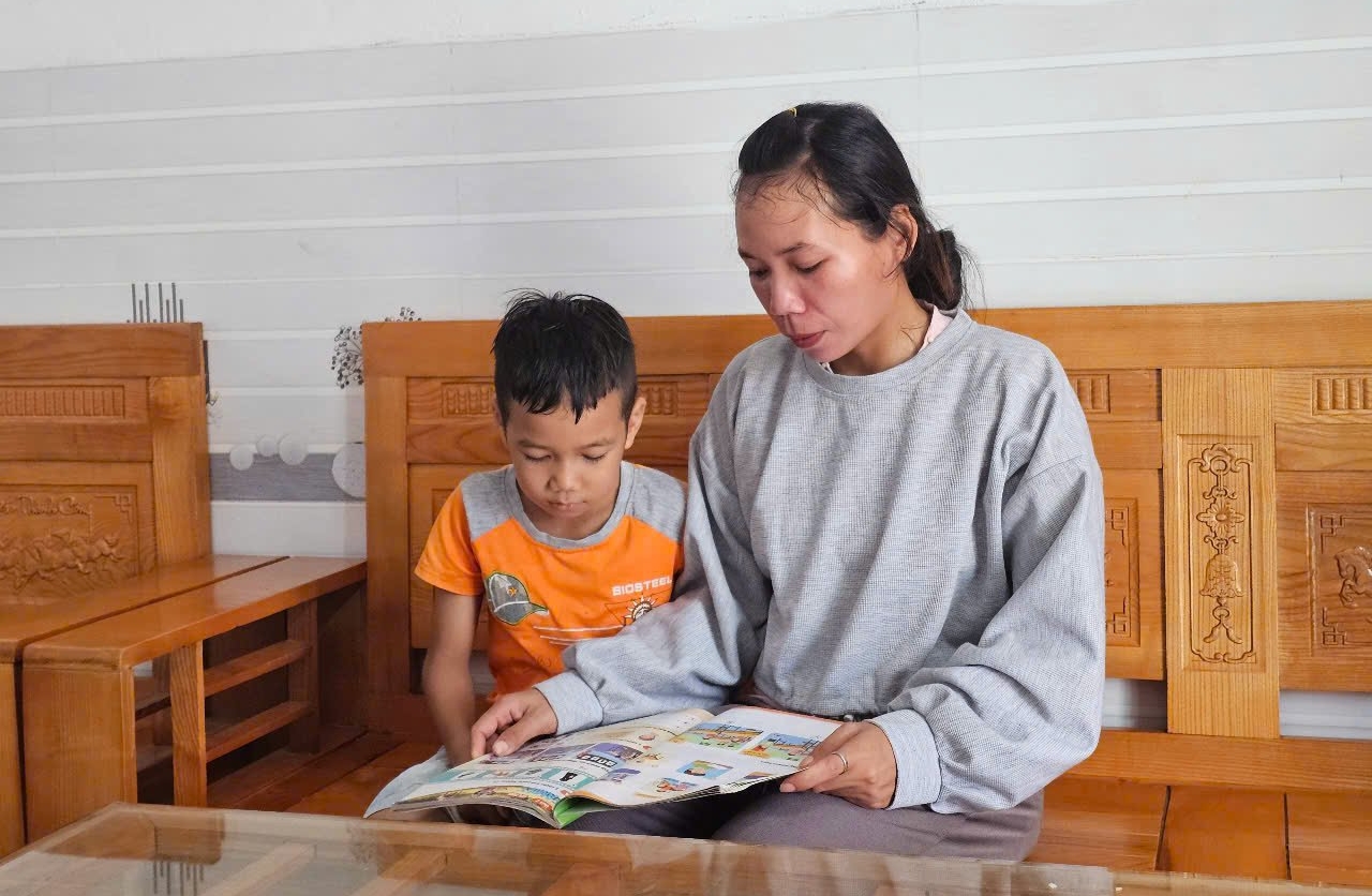 Trong căn nhà của mình, chị Cao Thị Tâm hướng dẫn con học tập. Ảnh: Kim Sơ. Trong căn nhà của mình, chị Cao Thị Tâm hướng dẫn con học tập. Ảnh: Kim Sơ.