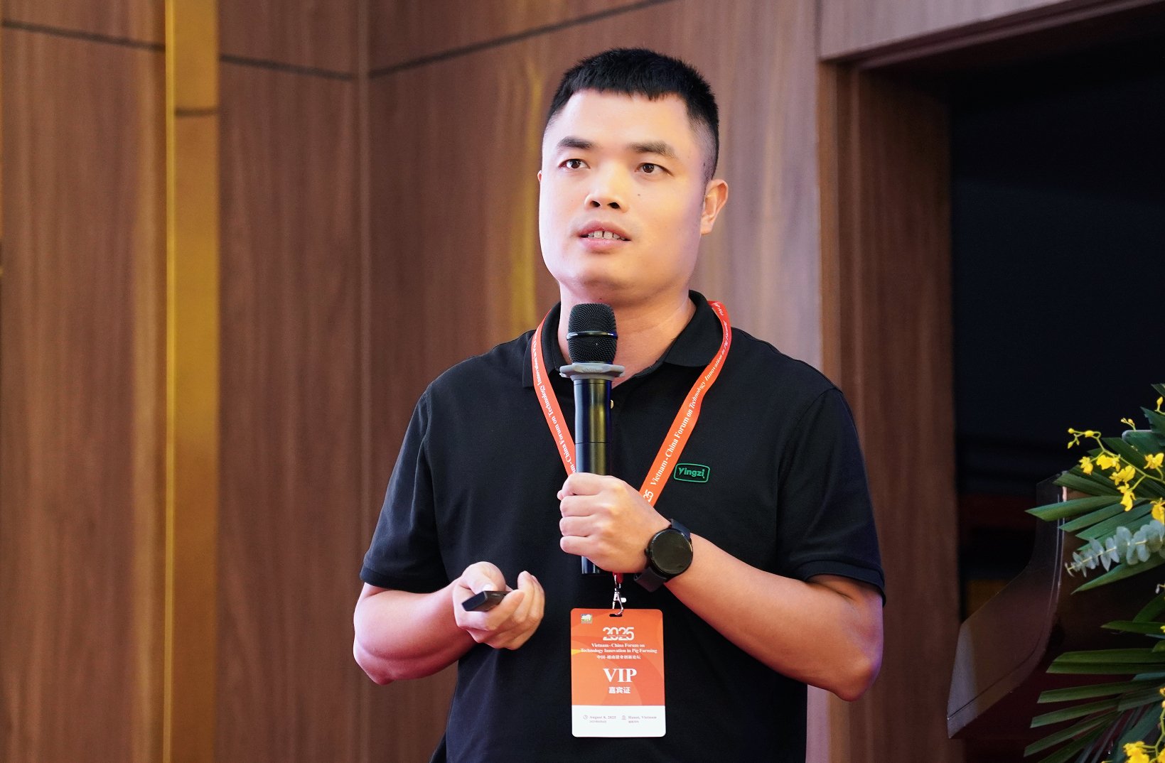 Ông Wei Jiangcheng, Tổng Giám đốc Công ty Công nghệ Yingzi Quảng Châu cho biết, mô hình trang trại nhà tầng chăn nuôi lợn của Trung Quốc được thiết kế theo chuỗi khép kín, tích hợp từ nhà máy chế biến thức ăn chăn nuôi, khu nhân giống, khu nuôi thương phẩm, nhà máy giết mổ, chế biến sâu cho đến khâu thương mại. Ảnh: HT. Ông Wei Jiangcheng, Tổng Giám đốc Công ty Công nghệ Yingzi Quảng Châu cho biết, mô hình trang trại nhà tầng chăn nuôi lợn của Trung Quốc được thiết kế theo chuỗi khép kín, tích hợp từ nhà máy chế biến thức ăn chăn nuôi, khu nhân giống, khu nuôi thương phẩm, nhà máy giết mổ, chế biến sâu cho đến khâu thương mại. Ảnh: HT.